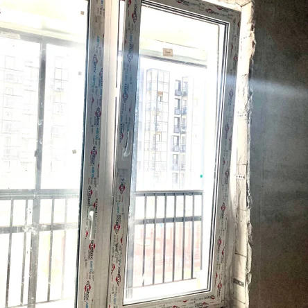 на фото окно место глухого