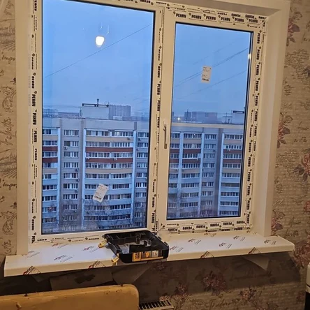 Окно на кухне с откосами и подоконником